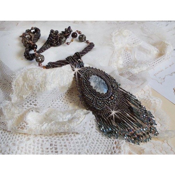 Lange bruine Picasso hanger geborduurd met Picasso Jaspis, Miyuki en Toho rocailles, Swarovski kristallen en Boheems glas facetten.
