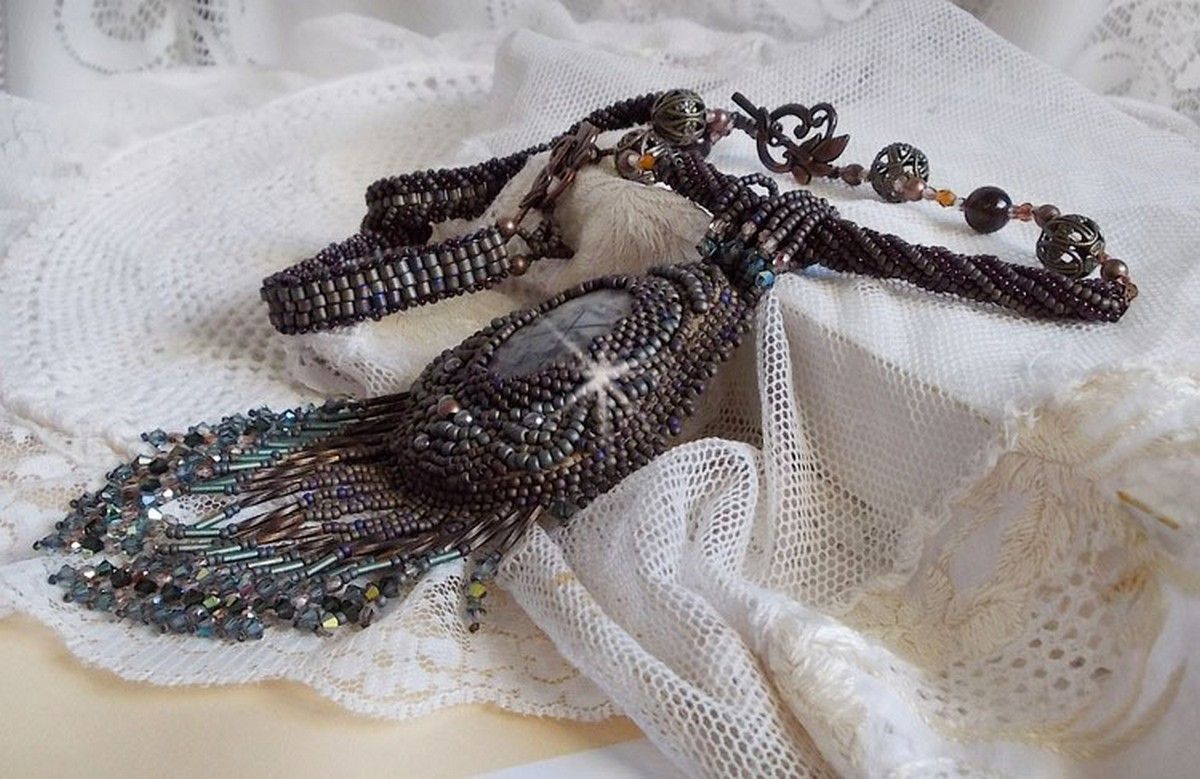 Lange bruine Picasso hanger geborduurd met Picasso Jaspis, Miyuki en Toho rocailles, Swarovski kristallen en Boheems glas facetten.