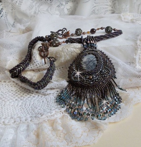 Lange bruine Picasso hanger geborduurd met Picasso Jaspis, Miyuki en Toho rocailles, Swarovski kristallen en Boheems glas facetten.