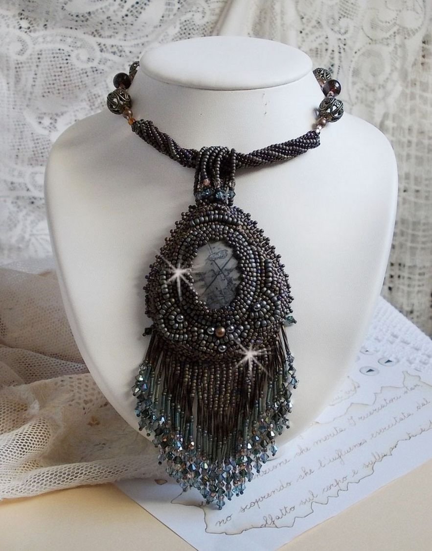 Lange bruine Picasso hanger geborduurd met Picasso Jaspis, Miyuki en Toho rocailles, Swarovski kristallen en Boheems glas facetten.