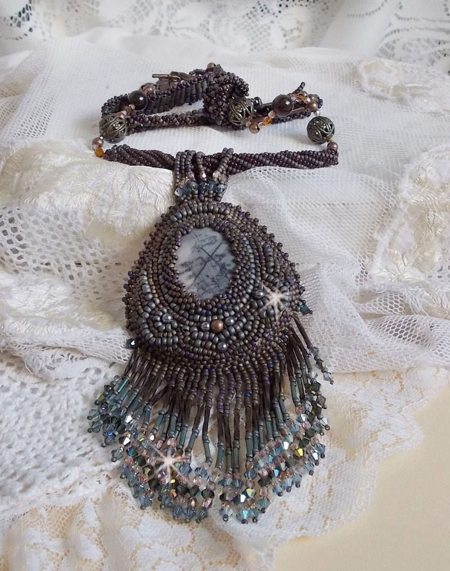 Lange bruine Picasso hanger geborduurd met Picasso Jaspis, Miyuki en Toho rocailles, Swarovski kristallen en Boheems glas facetten.
