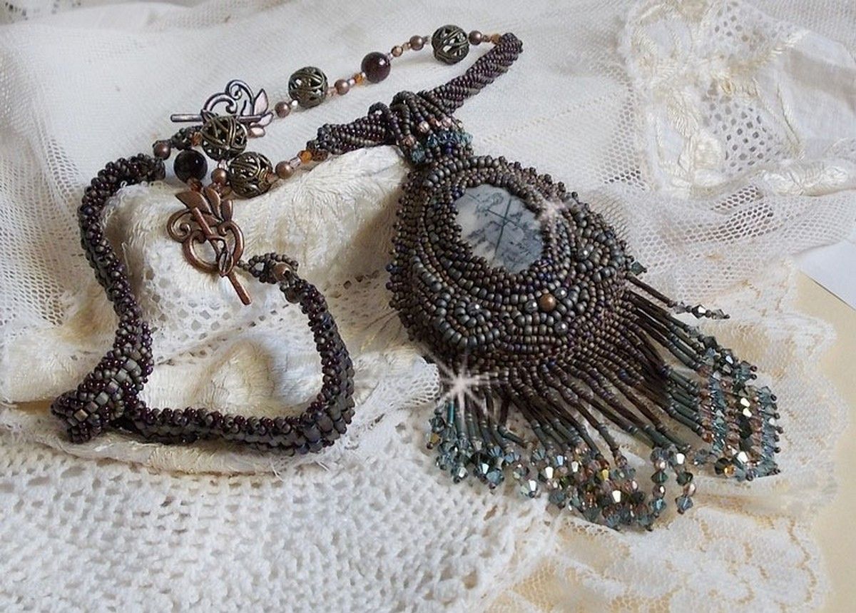 Lange bruine Picasso hanger geborduurd met Picasso Jaspis, Miyuki en Toho rocailles, Swarovski kristallen en Boheems glas facetten.