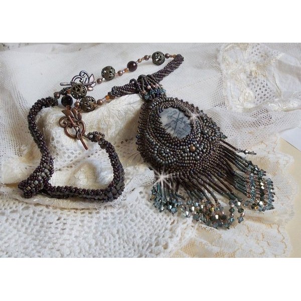 Lange bruine Picasso hanger geborduurd met Picasso Jaspis, Miyuki en Toho rocailles, Swarovski kristallen en Boheems glas facetten.