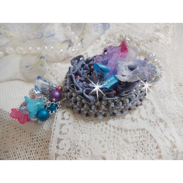 Mademoiselle Bluse Haute-Couture hanger geborduurd met Swarovski kristallen, resin bloemen, parels, rocailles en een 925 zilveren ketting.