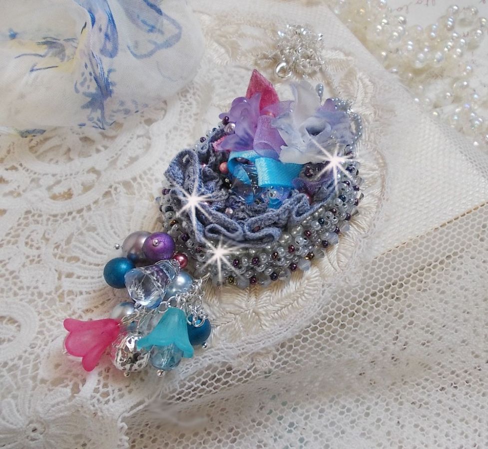 Mademoiselle Bluse Haute-Couture hanger geborduurd met Swarovski kristallen, resin bloemen, parels, rocailles en een 925 zilveren ketting.