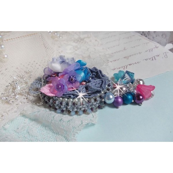 Mademoiselle Bluse Haute-Couture hanger geborduurd met Swarovski kristallen, resin bloemen, parels, rocailles en een 925 zilveren ketting.