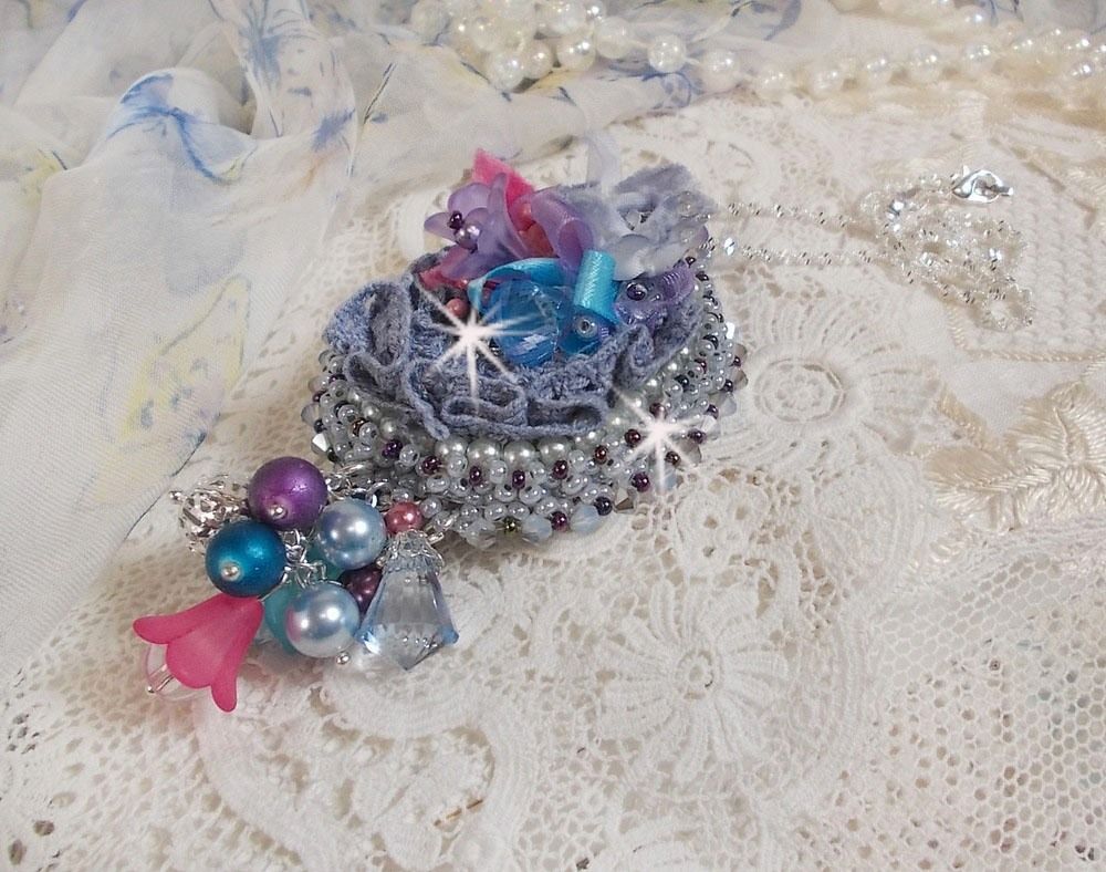 Mademoiselle Bluse Haute-Couture hanger geborduurd met Swarovski kristallen, resin bloemen, parels, rocailles en een 925 zilveren ketting.