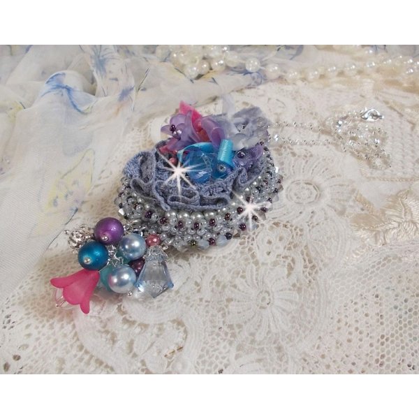 Mademoiselle Bluse Haute-Couture hanger geborduurd met Swarovski kristallen, resin bloemen, parels, rocailles en een 925 zilveren ketting.