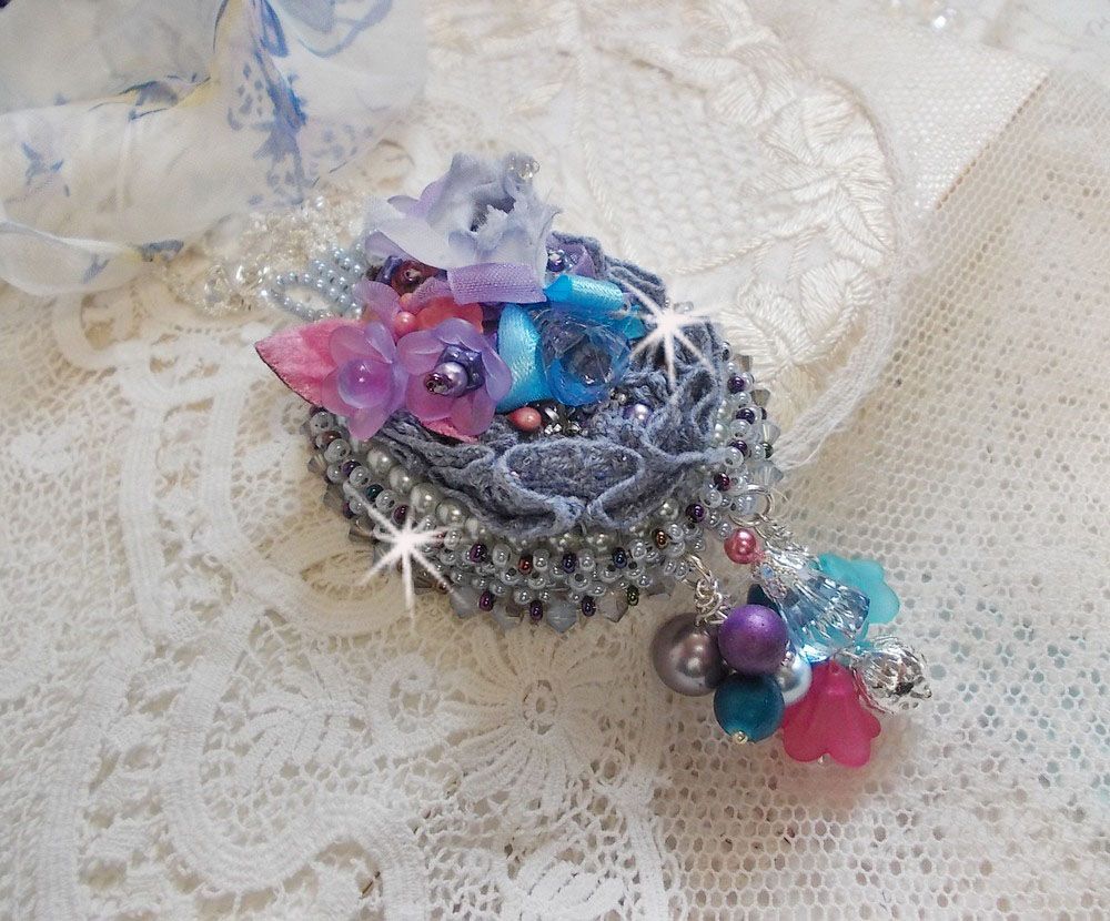 Mademoiselle Bluse Haute-Couture hanger geborduurd met Swarovski kristallen, resin bloemen, parels, rocailles en een 925 zilveren ketting.