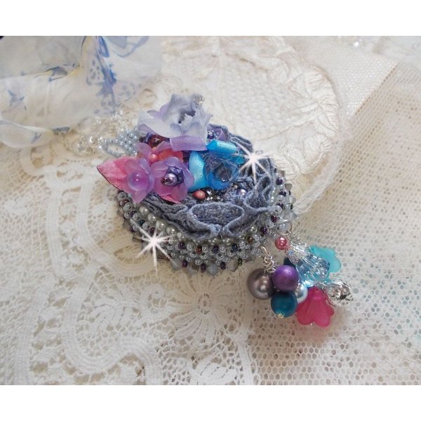 Mademoiselle Bluse Haute-Couture hanger geborduurd met Swarovski kristallen, resin bloemen, parels, rocailles en een 925 zilveren ketting.