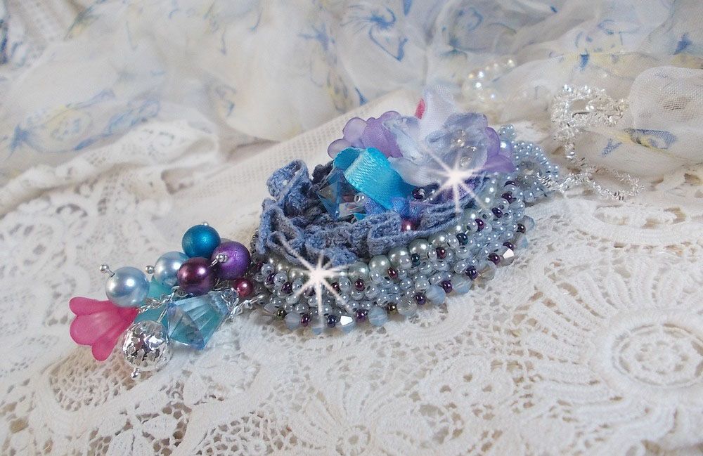 Mademoiselle Bluse Haute-Couture hanger geborduurd met Swarovski kristallen, resin bloemen, parels, rocailles en een 925 zilveren ketting.