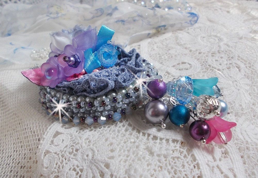 Mademoiselle Bluse Haute-Couture hanger geborduurd met Swarovski kristallen, resin bloemen, parels, rocailles en een 925 zilveren ketting.