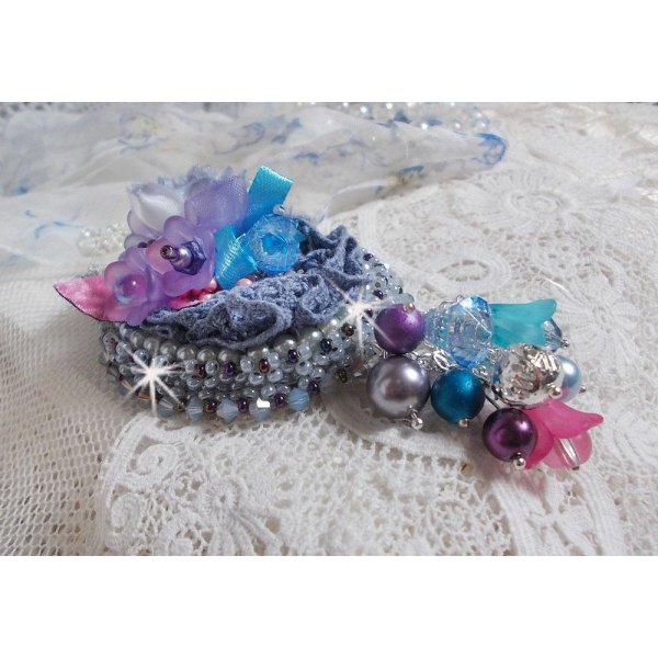 Mademoiselle Bluse Haute-Couture hanger geborduurd met Swarovski kristallen, resin bloemen, parels, rocailles en een 925 zilveren ketting.