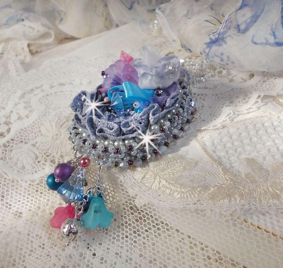 Mademoiselle Bluse Haute-Couture hanger geborduurd met Swarovski kristallen, resin bloemen, parels, rocailles en een 925 zilveren ketting.