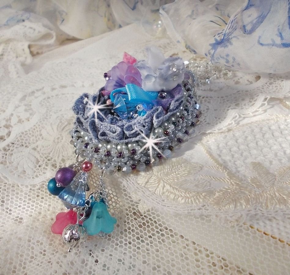 Mademoiselle Bluse Haute-Couture hanger geborduurd met Swarovski kristallen, resin bloemen, parels, rocailles en een 925 zilveren ketting.