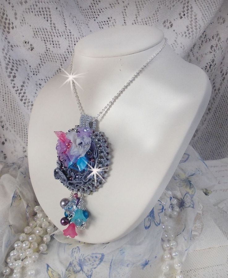 Mademoiselle Bluse Haute-Couture hanger geborduurd met Swarovski kristallen, resin bloemen, parels, rocailles en een 925 zilveren ketting.