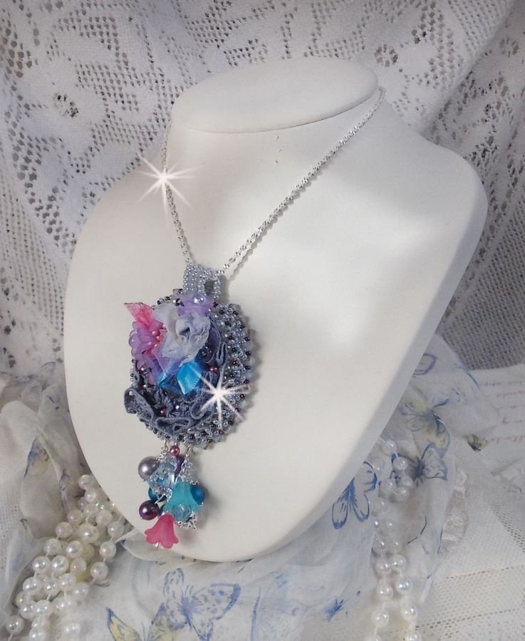 Mademoiselle Bluse Haute-Couture hanger geborduurd met Swarovski kristallen, resin bloemen, parels, rocailles en een 925 zilveren ketting.