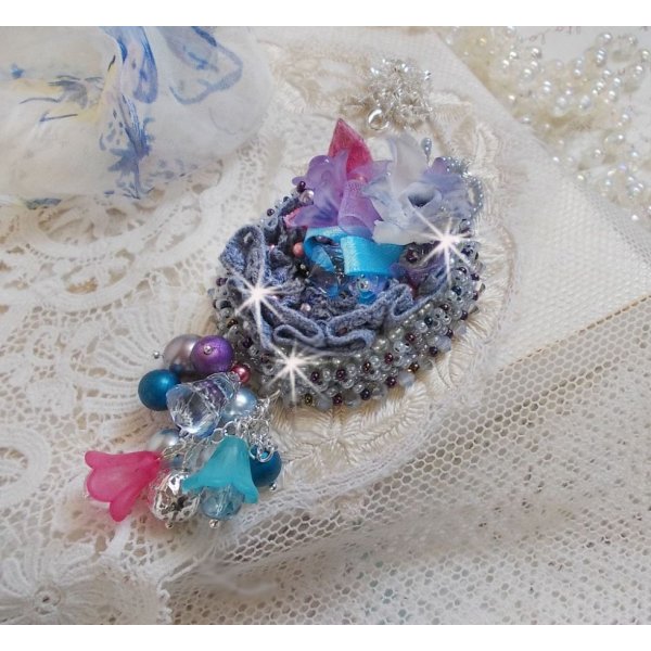 Mademoiselle Bluse Haute-Couture hanger geborduurd met Swarovski kristallen, resin bloemen, parels, rocailles en een 925 zilveren ketting.