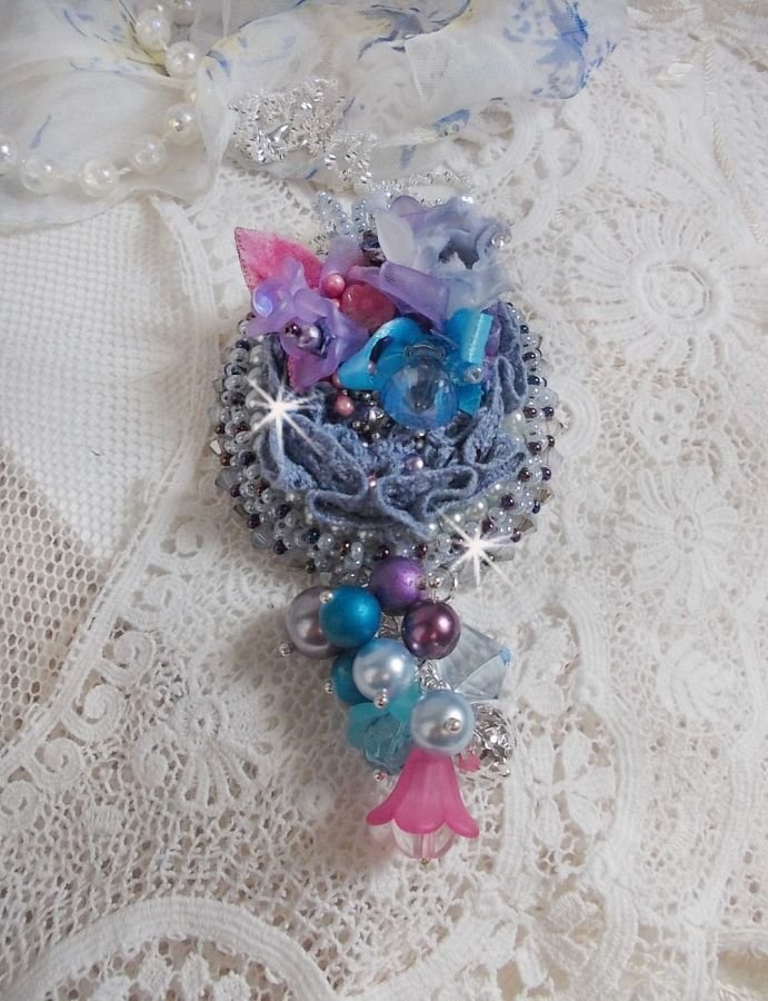 Mademoiselle Bluse Haute-Couture hanger geborduurd met Swarovski kristallen, resin bloemen, parels, rocailles en een 925 zilveren ketting.