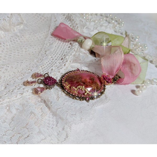 Pendentif Pampelone Fuchsia Haute Couture avec un cabochon artisanal et feuilles d&rsquo;or, orn&eacute; de strass, cristaux Roses, rose en r&eacute;sine, breloques, entretoises dentelles, Murano et ruban de soie