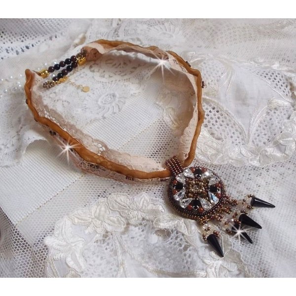 Pendentif Pampilles Amber brod&eacute; avec des Cristaux de Swarovski, des facettes Antique, des spikes noires, une estampe dor&eacute;e filigran&eacute;e, des rocailles et de la dentelle ancienne