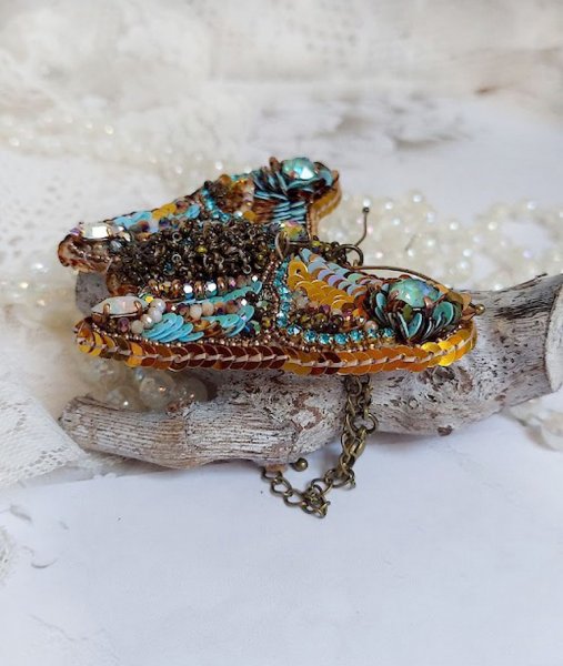 Pendentif Papillon Sauvage Ombr&eacute; brod&eacute; avec rocailles, sequins, strass et perles Cristal Swarovski