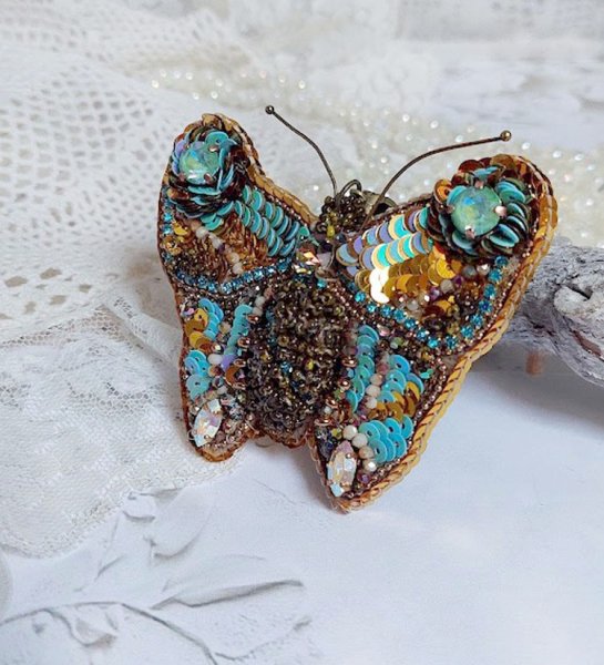 Pendentif Papillon Sauvage Ombr&eacute; brod&eacute; avec rocailles, sequins, strass et perles Cristal Swarovski
