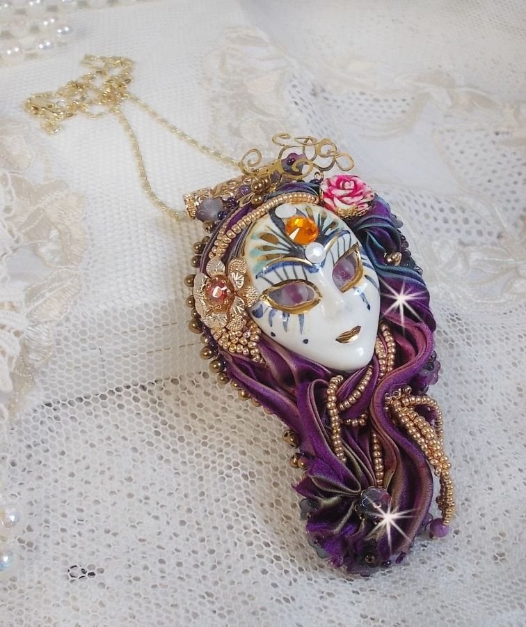 La Passionnée de Venise hanger geborduurd met Shibori zijden lint, halfedelstenen Sugiliet kralen, kristallen en diverse kralen.