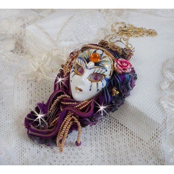 La Passionn&eacute;e de Venise hanger geborduurd met Shibori zijden lint, halfedelstenen Sugiliet kralen, kristallen en diverse kralen.