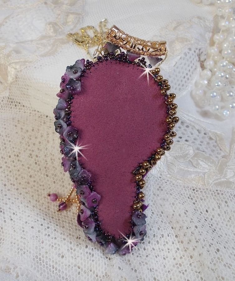 La Passionnée de Venise hanger geborduurd met Shibori zijden lint, halfedelstenen Sugiliet kralen, kristallen en diverse kralen.