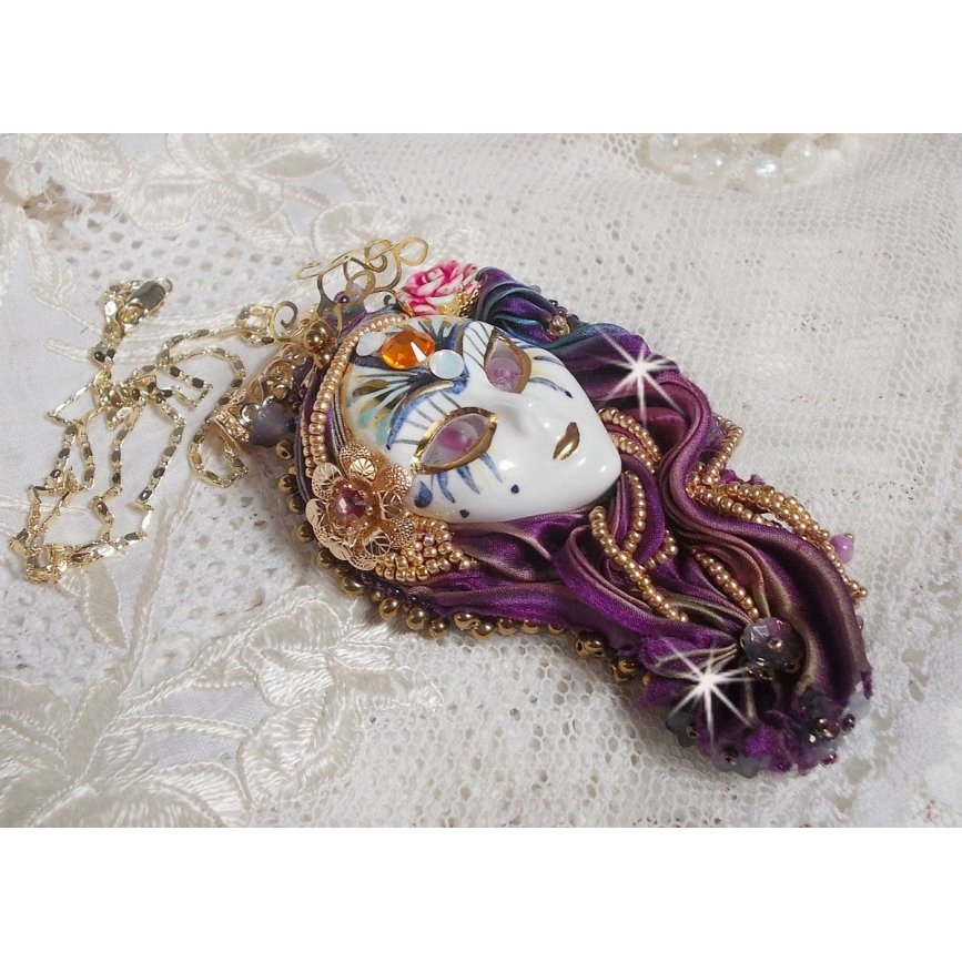 La Passionnée de Venise hanger geborduurd met Shibori zijden lint, halfedelstenen Sugiliet kralen, kristallen en diverse kralen.