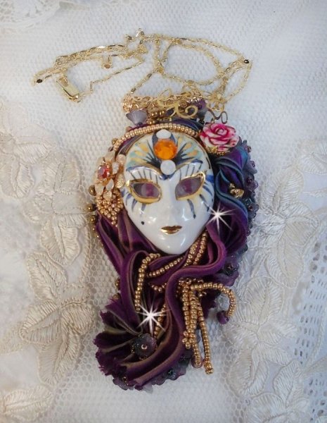 La Passionn&eacute;e de Venise hanger geborduurd met Shibori zijden lint, halfedelstenen Sugiliet kralen, kristallen en diverse kralen.