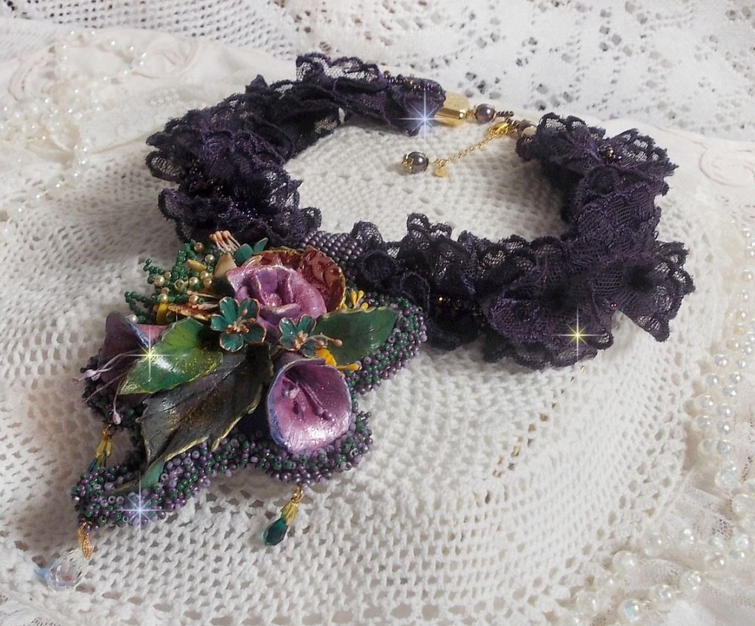 Haute-Couture Bloemenpoëzie Hanger geborduurd met porseleinen bloemen, antiek paars kant, kristallen, rocailles met 925 zilveren en vergulde accessoires.