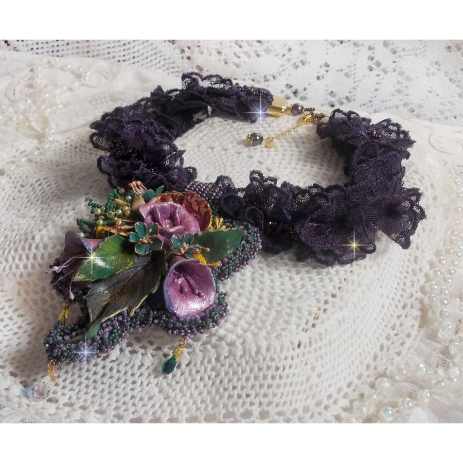 Haute-Couture Bloemenpoëzie Hanger geborduurd met porseleinen bloemen, antiek paars kant, kristallen, rocailles met 925 zilveren en vergulde accessoires.