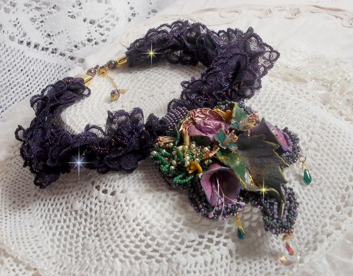Haute-Couture Bloemenpoëzie Hanger geborduurd met porseleinen bloemen, antiek paars kant, kristallen, rocailles met 925 zilveren en vergulde accessoires.