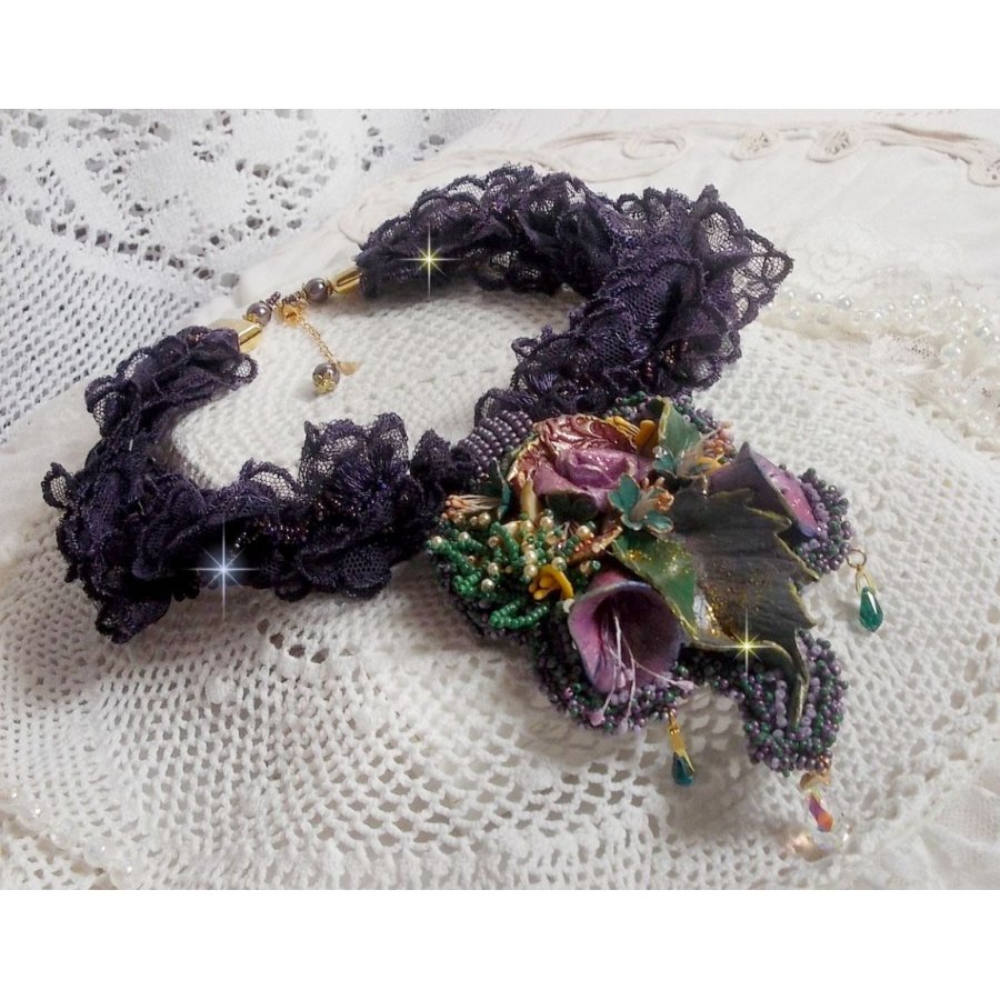 Haute-Couture Bloemenpoëzie Hanger geborduurd met porseleinen bloemen, antiek paars kant, kristallen, rocailles met 925 zilveren en vergulde accessoires.