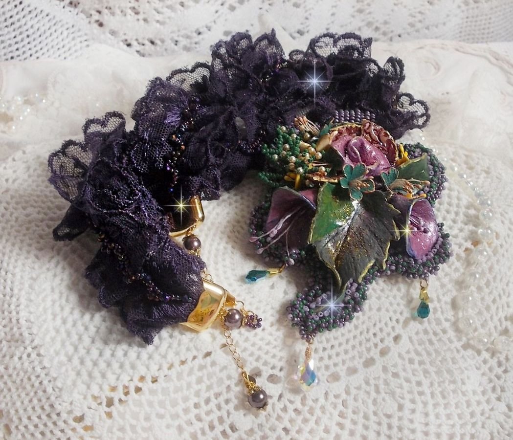 Haute-Couture Bloemenpoëzie Hanger geborduurd met porseleinen bloemen, antiek paars kant, kristallen, rocailles met 925 zilveren en vergulde accessoires.