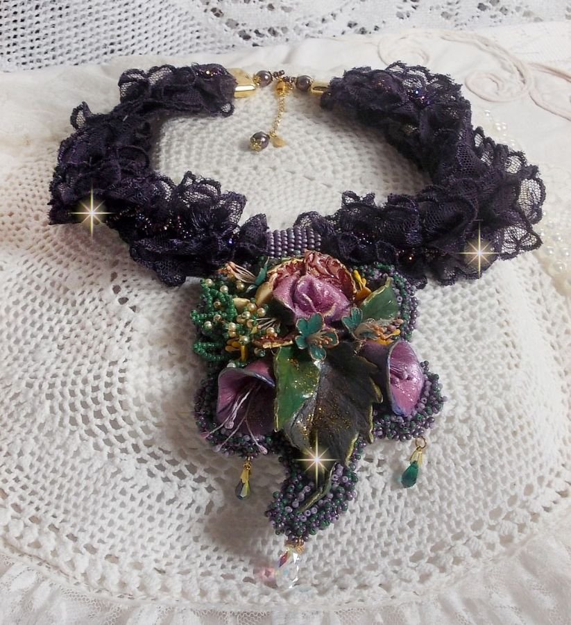 Haute-Couture Bloemenpoëzie Hanger geborduurd met porseleinen bloemen, antiek paars kant, kristallen, rocailles met 925 zilveren en vergulde accessoires.