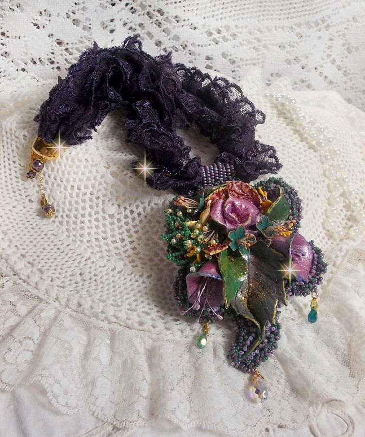 Haute-Couture Bloemenpoëzie Hanger geborduurd met porseleinen bloemen, antiek paars kant, kristallen, rocailles met 925 zilveren en vergulde accessoires.