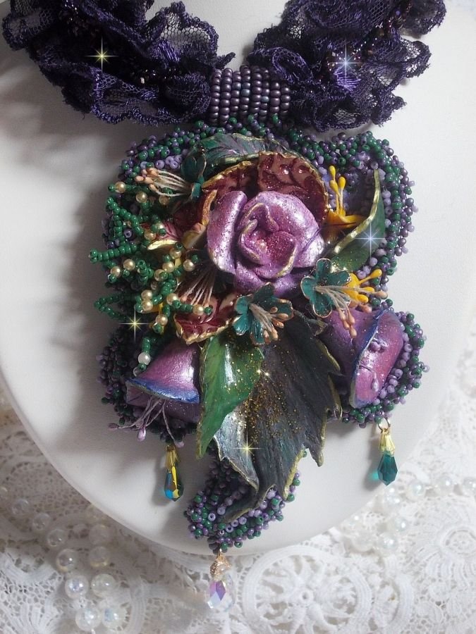 Haute-Couture Bloemenpoëzie Hanger geborduurd met porseleinen bloemen, antiek paars kant, kristallen, rocailles met 925 zilveren en vergulde accessoires.