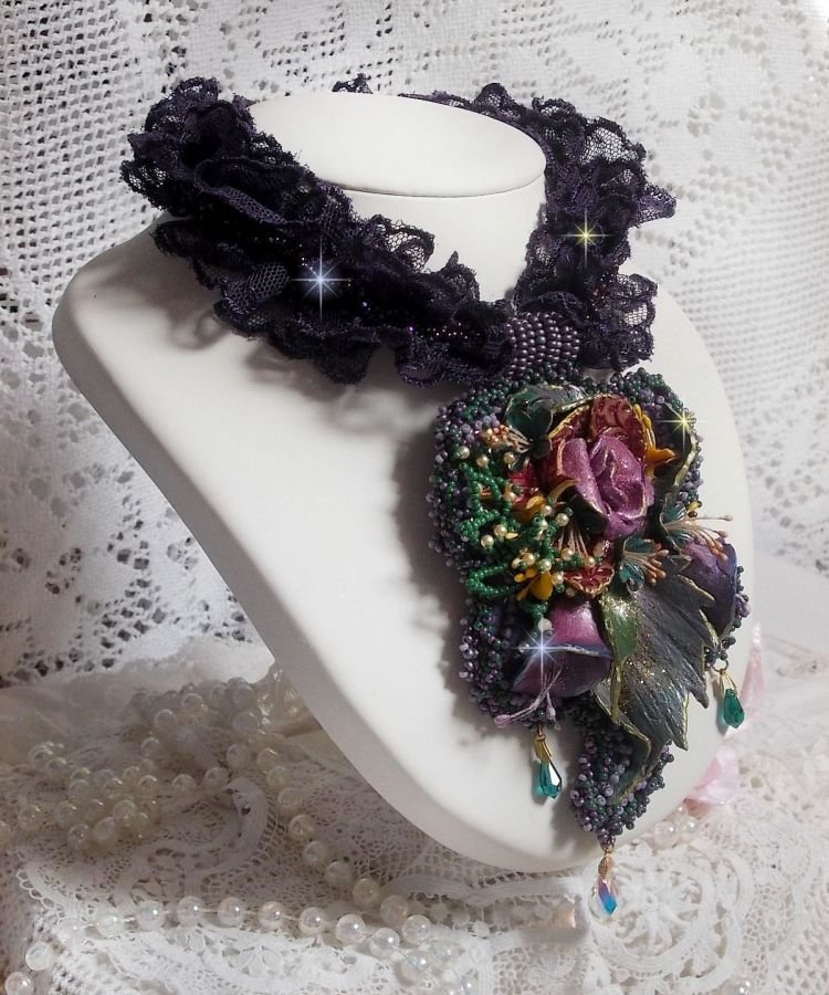 Haute-Couture Bloemenpoëzie Hanger geborduurd met porseleinen bloemen, antiek paars kant, kristallen, rocailles met 925 zilveren en vergulde accessoires.