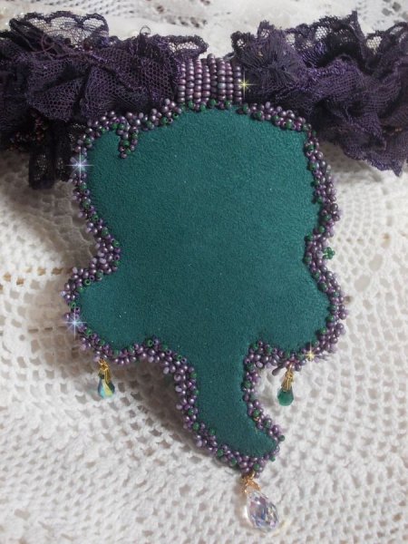 Haute-Couture Bloemenpo&euml;zie Hanger geborduurd met porseleinen bloemen, antiek paars kant, kristallen, rocailles met 925 zilveren en vergulde accessoires.