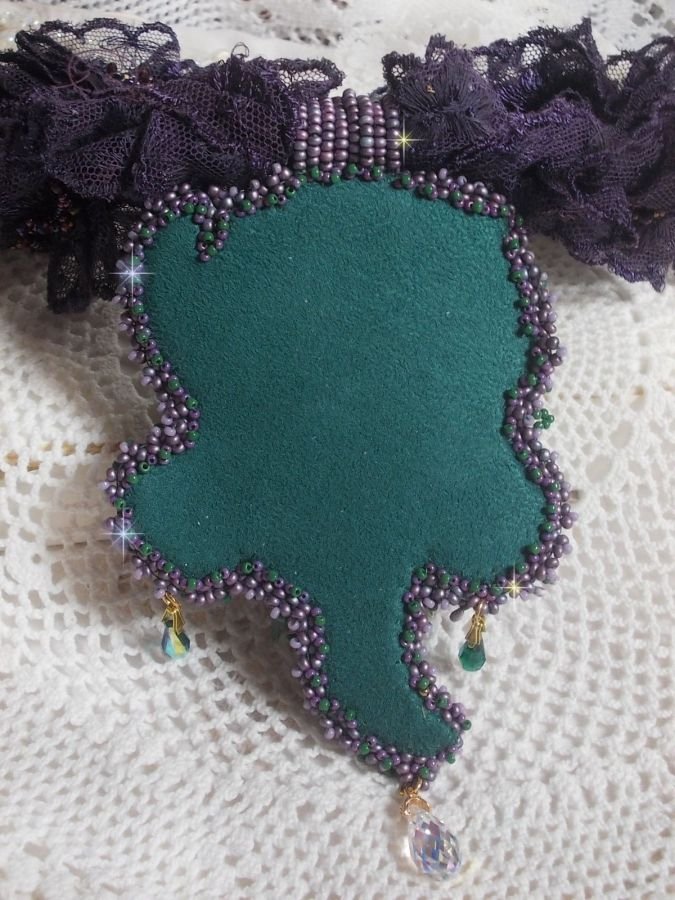 Haute-Couture Bloemenpoëzie Hanger geborduurd met porseleinen bloemen, antiek paars kant, kristallen, rocailles met 925 zilveren en vergulde accessoires.