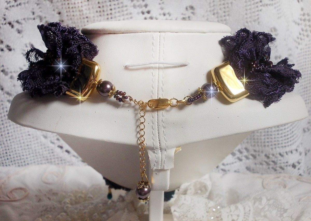 Haute-Couture Bloemenpoëzie Hanger geborduurd met porseleinen bloemen, antiek paars kant, kristallen, rocailles met 925 zilveren en vergulde accessoires.