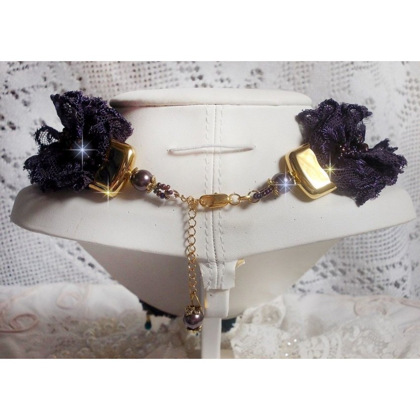 Haute-Couture Bloemenpoëzie Hanger geborduurd met porseleinen bloemen, antiek paars kant, kristallen, rocailles met 925 zilveren en vergulde accessoires.