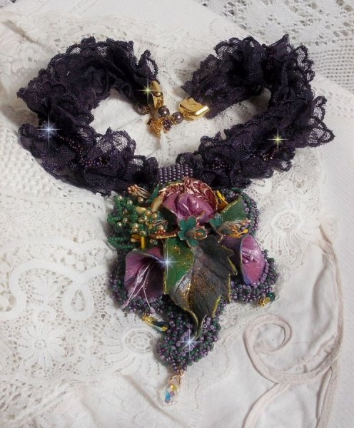 Haute-Couture Bloemenpo&euml;zie Hanger geborduurd met porseleinen bloemen, antiek paars kant, kristallen, rocailles met 925 zilveren en vergulde accessoires.