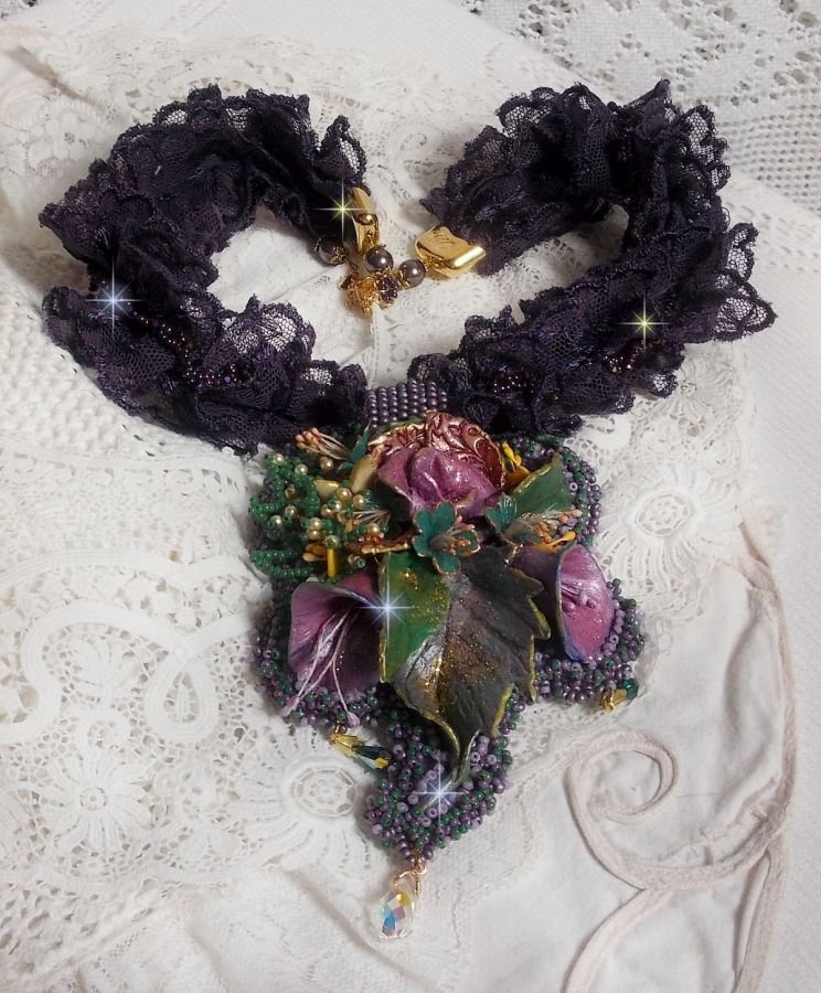 Haute-Couture Bloemenpoëzie Hanger geborduurd met porseleinen bloemen, antiek paars kant, kristallen, rocailles met 925 zilveren en vergulde accessoires.