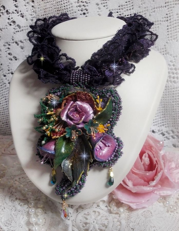 Haute-Couture Bloemenpoëzie Hanger geborduurd met porseleinen bloemen, antiek paars kant, kristallen, rocailles met 925 zilveren en vergulde accessoires.