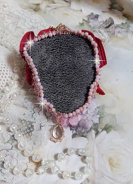 Pendentif Pretty Lady brod&eacute; avec ruban de soie, cabochon ovale r&eacute;sine, perles cristal Swarovski, perles verre et cha&icirc;ne plaqu&eacute; or