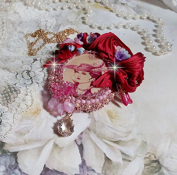 Pendentif Pretty Lady brod&eacute; avec ruban de soie, cabochon ovale r&eacute;sine, perles cristal Swarovski, perles verre et cha&icirc;ne plaqu&eacute; or